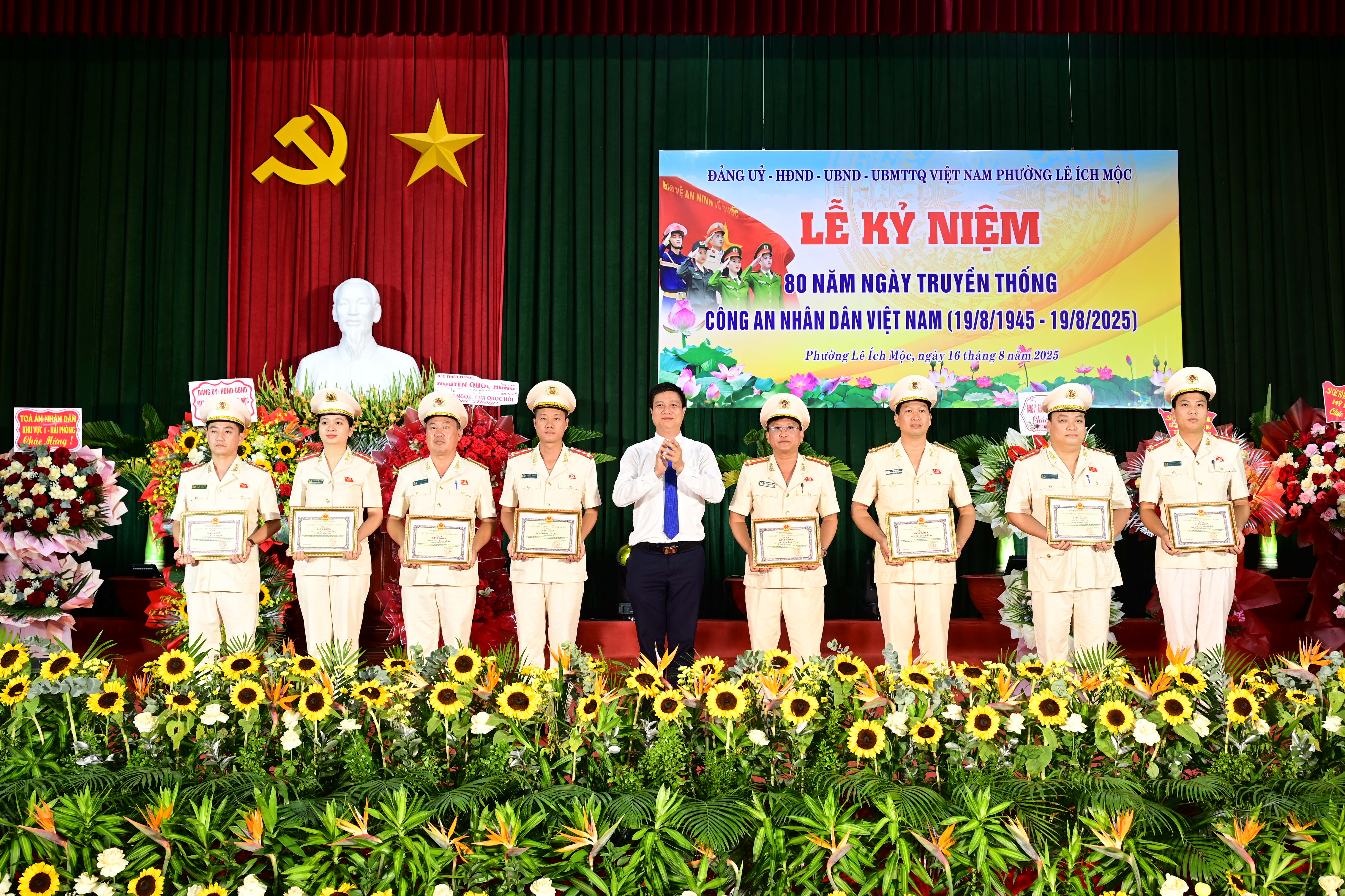 Phường Lê Ích Mộc tổ chức Lễ kỷ niệm 80 năm Ngày truyền thống Công an nhân dân Việt Nam